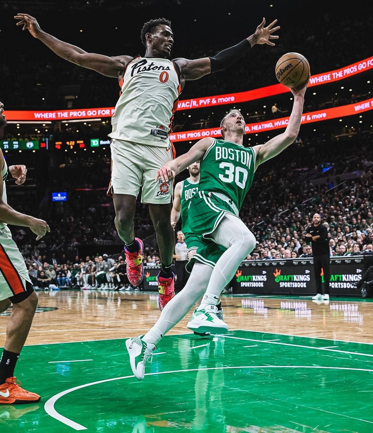 九游体育平台波士顿凯尔特人迎德甲关键赛，冲刺阶段篮板制胜，压力陡增，团队化学反应显著的简单介绍