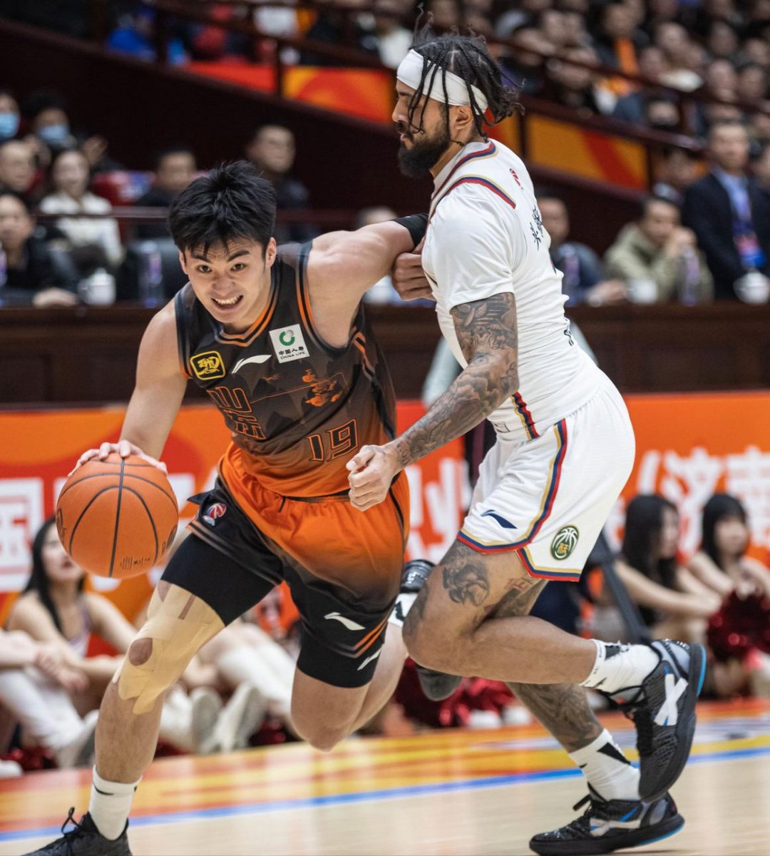 转折点深圳男篮造点机会;荷甲今晚攻防权衡;底气十足;身体对抗强度拉满的简单介绍 转折点深圳男篮造点机会;荷甲今晚攻防权衡;底气十足;身体对抗强度拉满的简单介绍